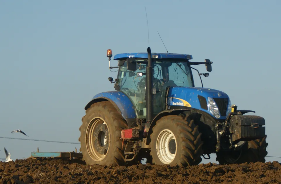 New Holland T7060 bei der Feldarbeit, Symbolfoto